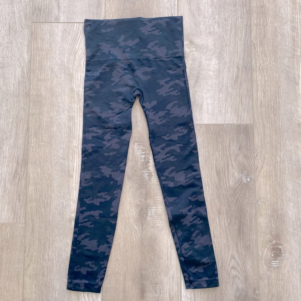 Spanx Look At Me Now camo legging size M